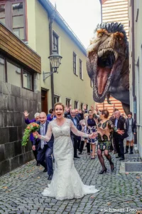 Hochzeitspaar mit Dinosaurier
