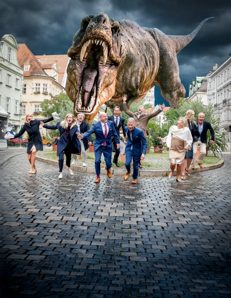 Brautpaar flüchtet vor einem Dinosaurier in der Augsburger Innenstadt