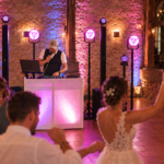 DJ Rico Cinsano mit seiner DJ-Technik, Hochzeitsfotograf und Gäste auf einer gut gefüllten Tanzfläche